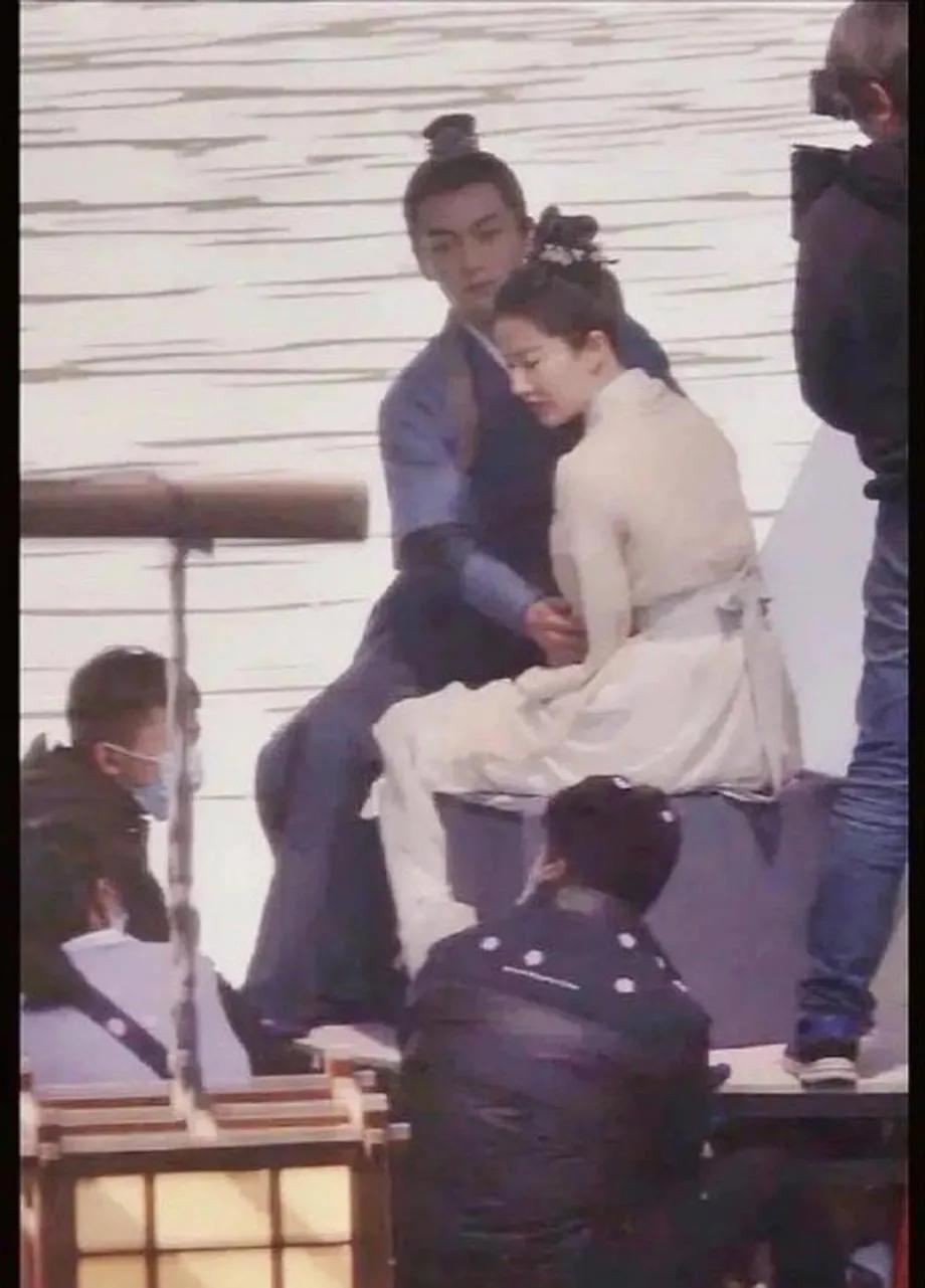 Liu Yifei old dawn pulls hand road to be exposed to the sun fully, sweet degree surpass Yang Mi Xu Kai, 