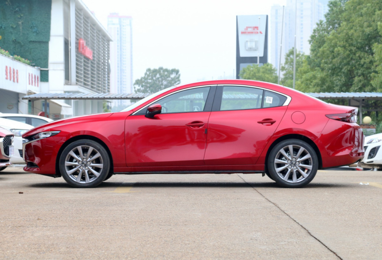 马自达3昂克赛拉，颜值高操控好，拥有很多年轻粉丝