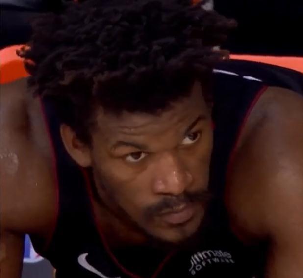 【影片】奪冠後，湖人球員眾生相！老詹緊緊抱著珍妮，一眉哥喜泣而哭，Howard開心得像個孩子！-黑特籃球-NBA新聞影音圖片分享社區