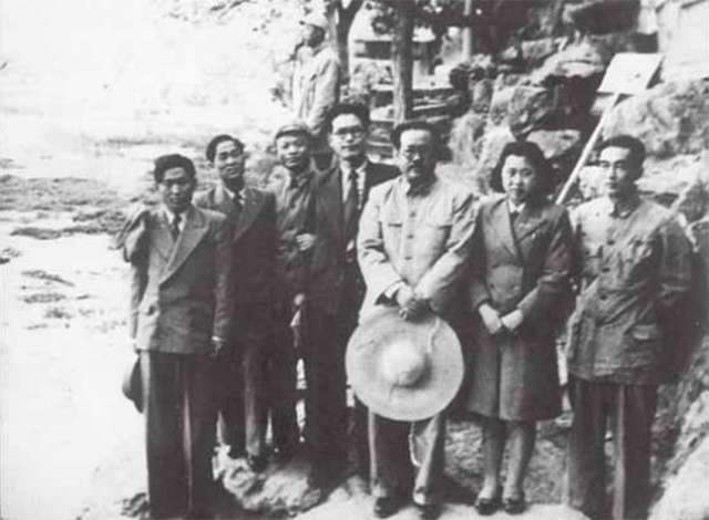 1949年建國大典，毛主席攜任弼時長女任遠誌登天安門，代其父位置