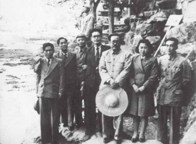 1949年建国大典，毛主席携任弼时长女任远志登天安门，代其父位置