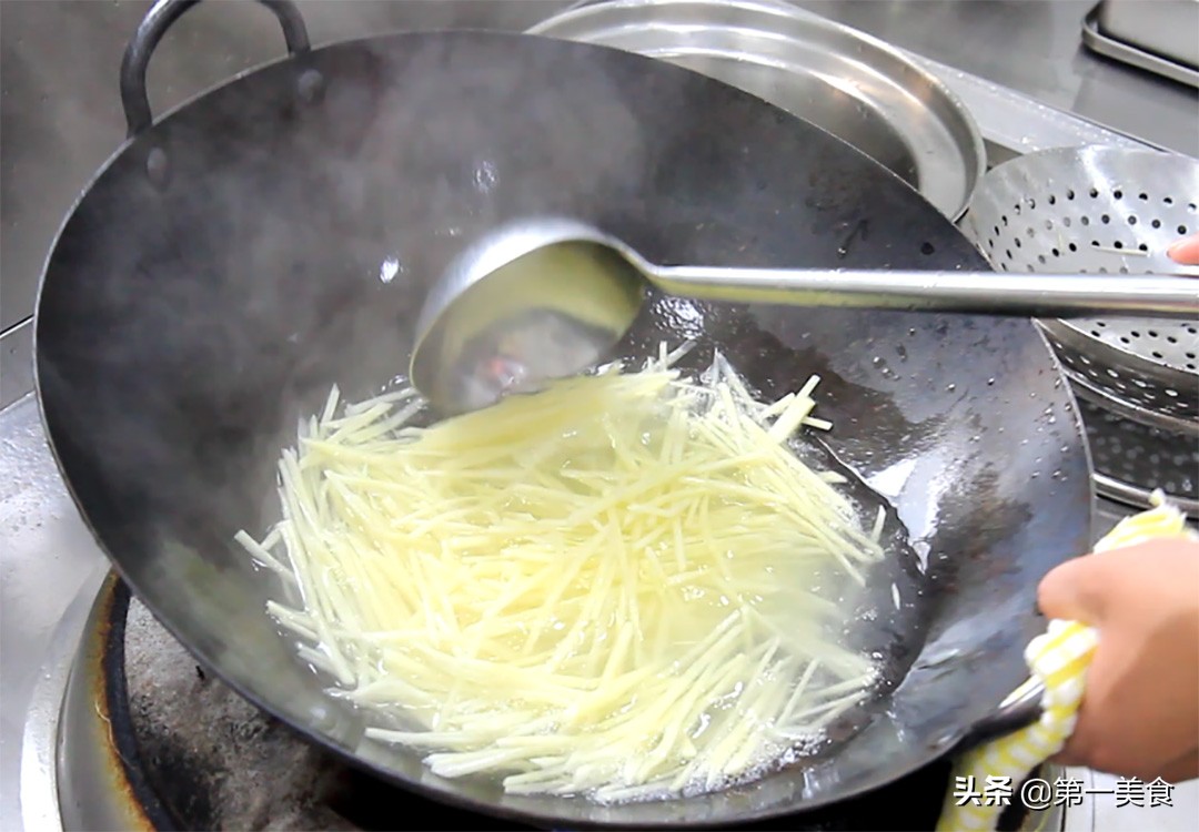 图片[5]-鱼香土豆丝最忌讳直接下锅炒 先做这一步 土豆清脆 香辣入味-起舞食谱网