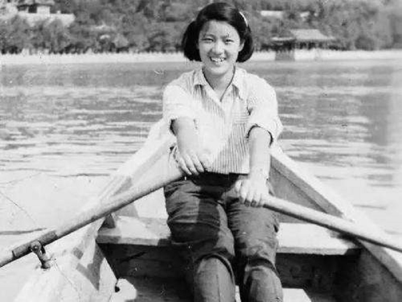 晚年乔冠华再娶年轻22岁妻子，孩子集体反对，毅