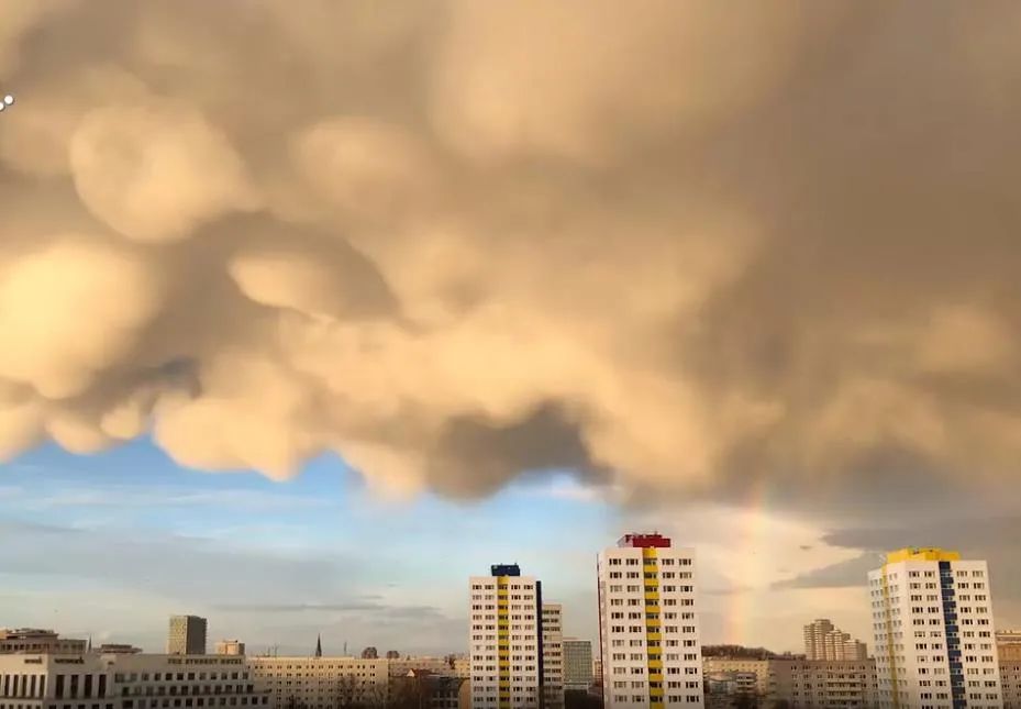 德國柏林雨後天空出現了多個“棉花糖”，裏麵有啥？科學解釋來了