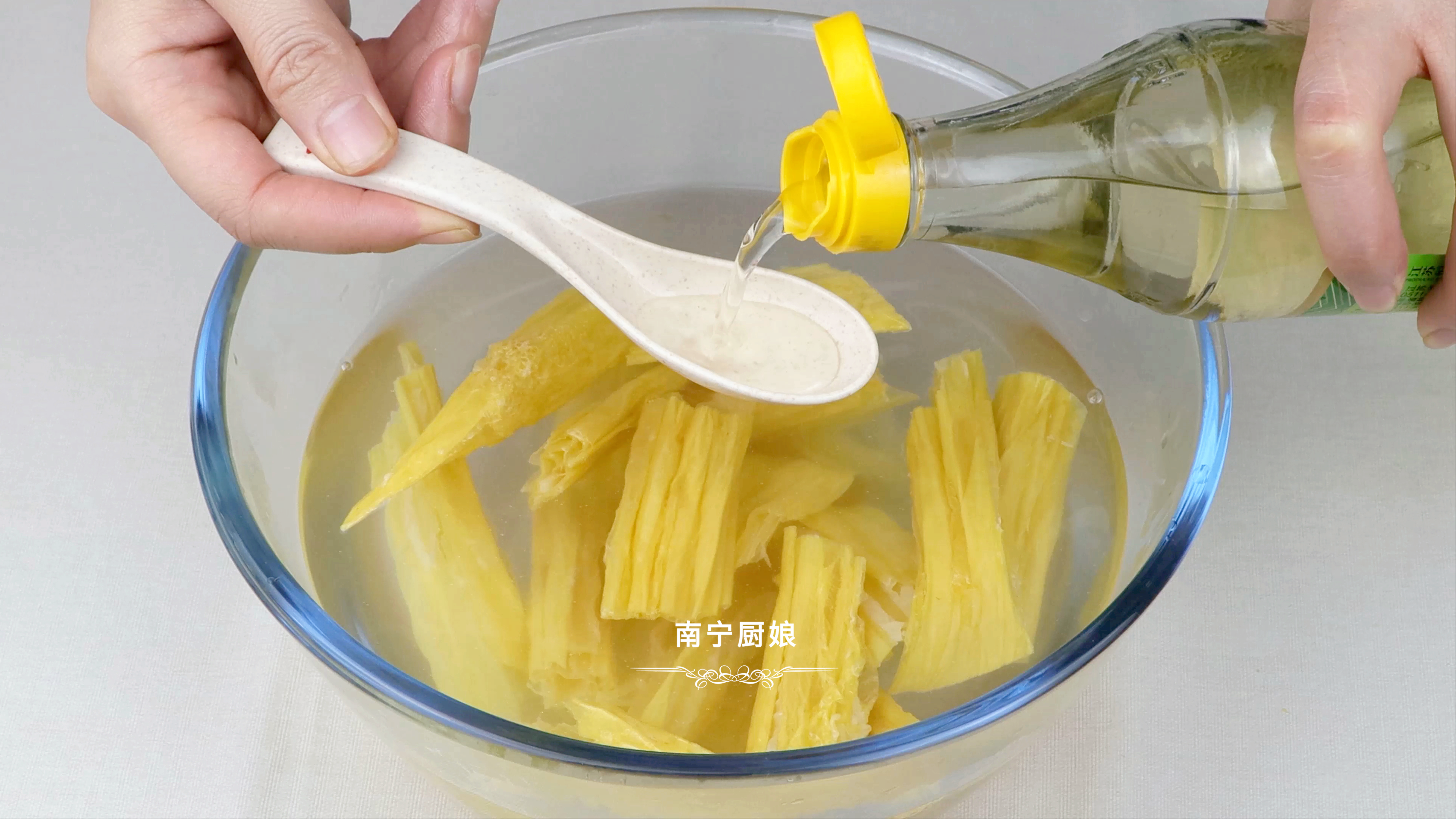 泡腐竹時，很多人把水放錯了，大廚教你一招，泡發快速還沒有硬芯