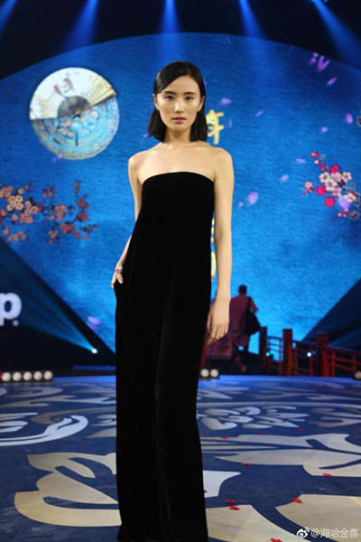 李亚鹏带新女友应酬，席间敬酒合影，这都是以