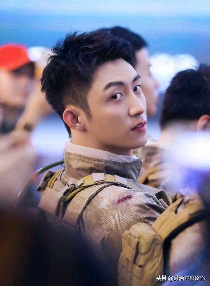 是心动呀！《亲爱的戎装》官宣黄景瑜李沁心动海报，CP感十足