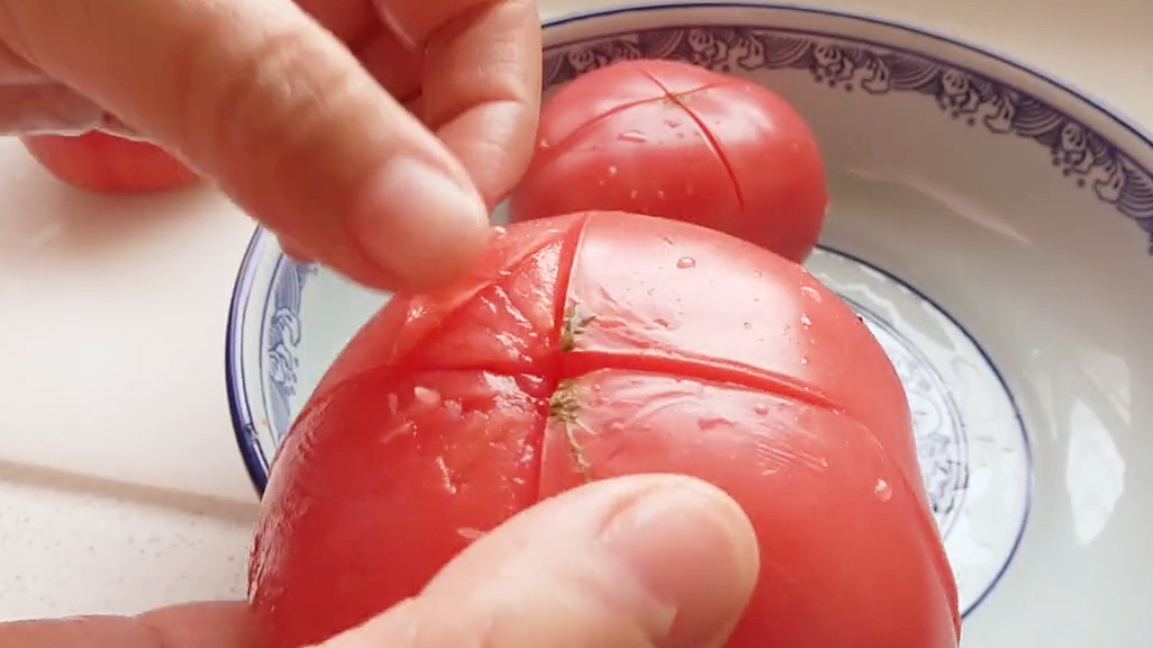 2個西紅柿，一碗澱粉，鍋裡攪一攪，酸甜爽滑，越吃越想吃