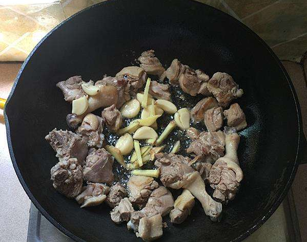 How to stew the mutton soup to make it thick and white, what method is used to remove the mutton smell, and should I add spices?