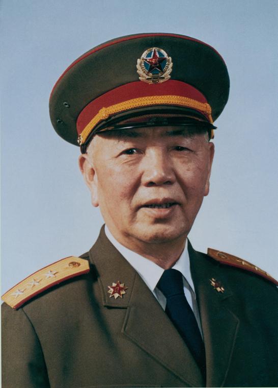 刘华清：64岁踮起脚看别人航母，让人心酸，晚年