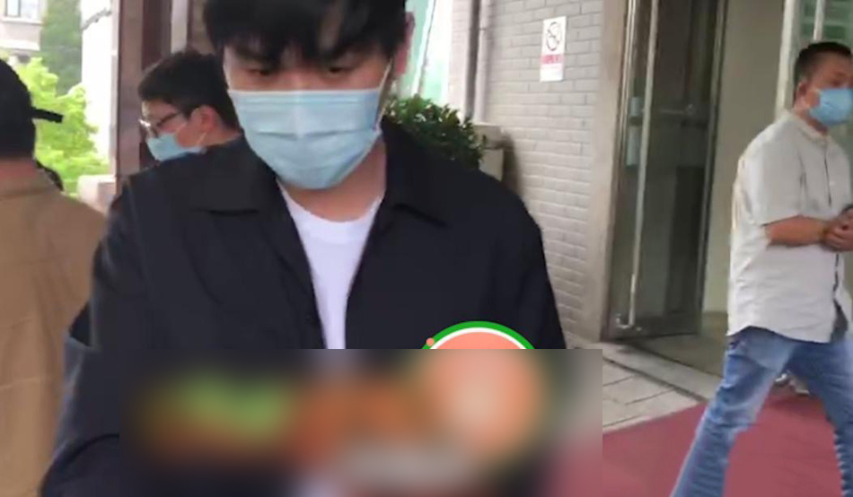 唐艺昕产后出院！张若昀手抱孩子现场派发红包