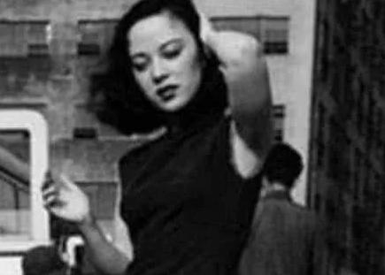 丈夫抗日战死，妻子却投靠日本军官，还将15岁女