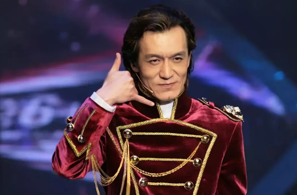 在美国做完最后一次化疗后，李咏握着妻子的手