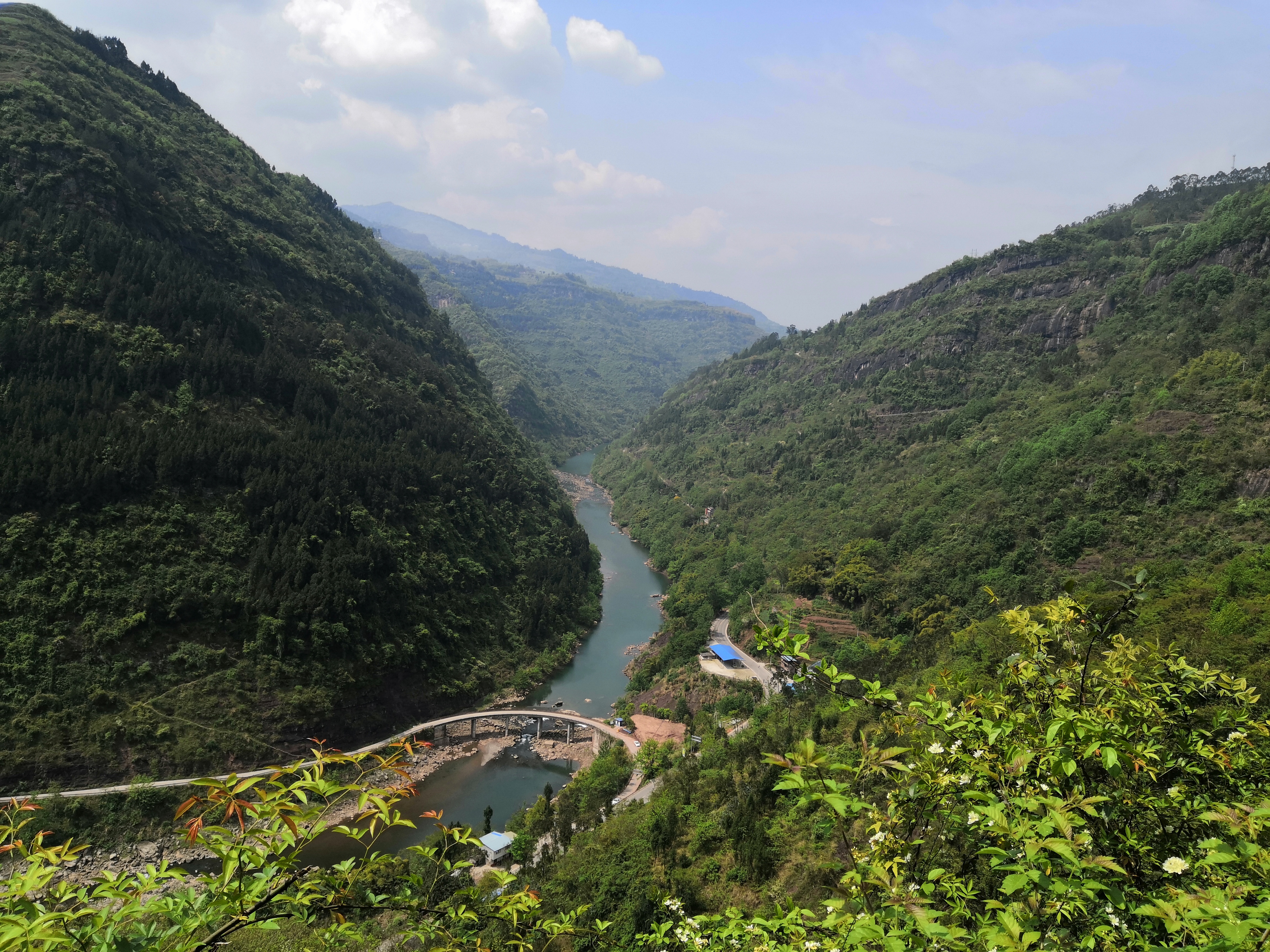 奉节县石岗乡一个山清水秀人杰地灵的地方，春天景色正美