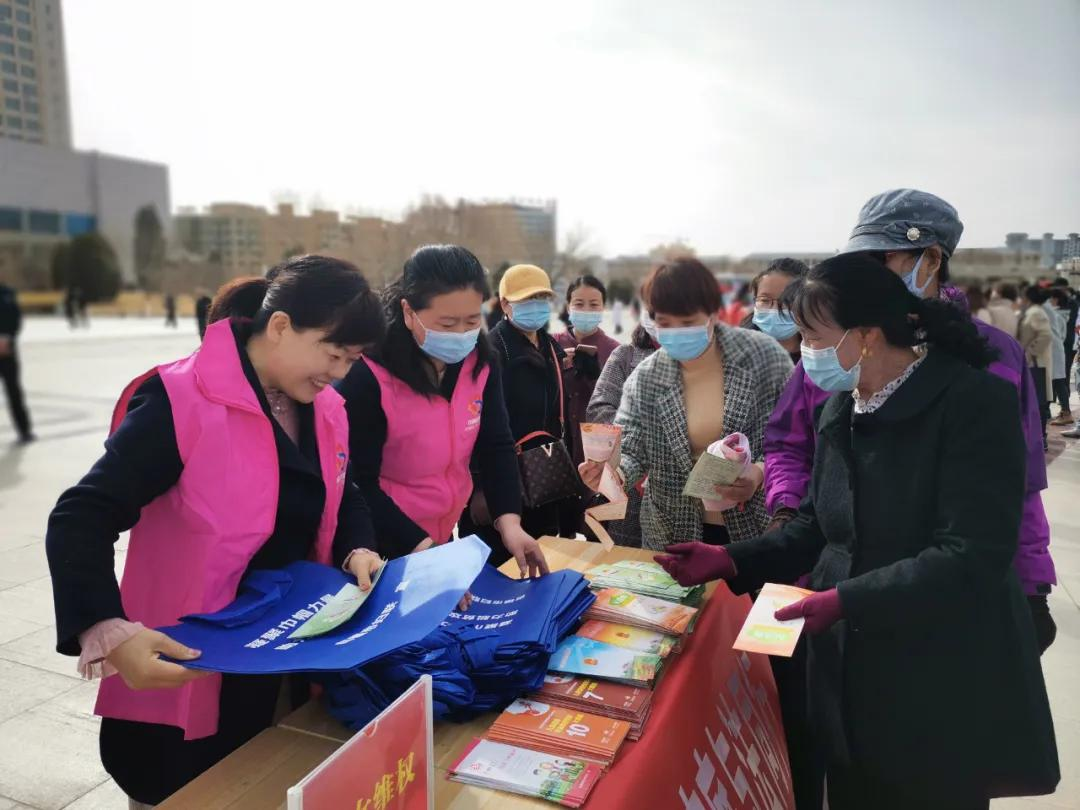 白银市妇联开展“三八”妇女维权周启动暨学雷锋巾帼志愿服务活动白银市妇联
