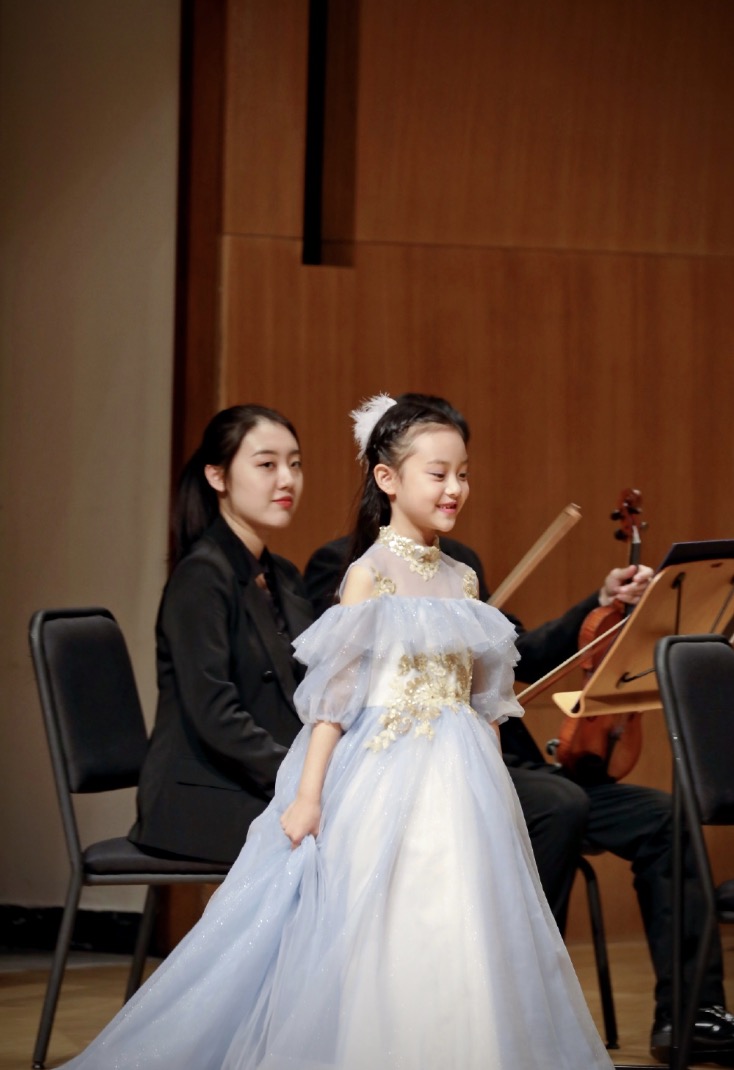 李小璐晒女儿钢琴演出花絮视频，甜馨安吉同框，男帅女靓超养眼