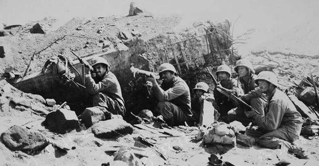 日本人藏在炮楼中，游击队久攻不下；一农民路过说：这还不简单