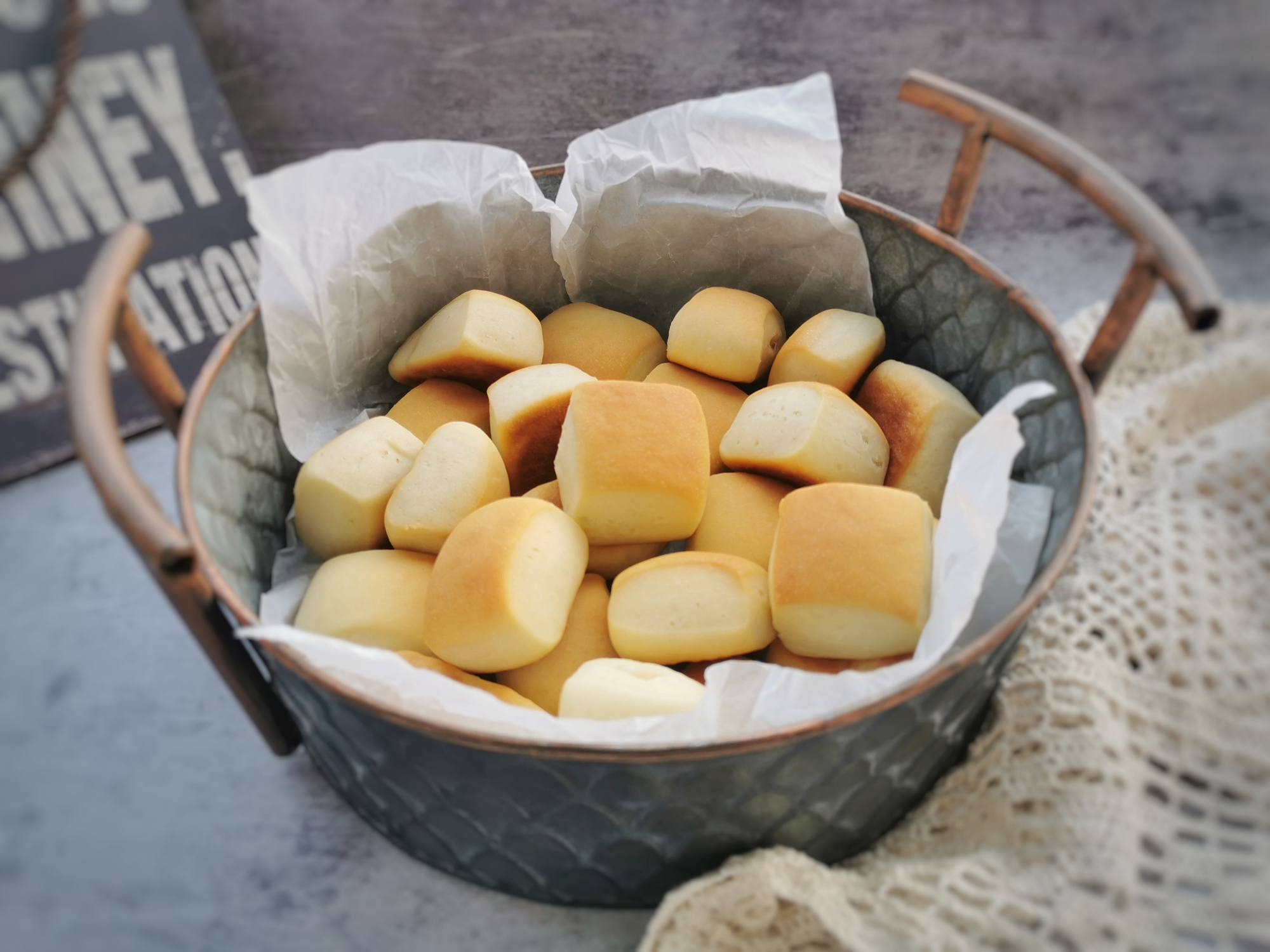 家裡有牛奶的，試試這道牛乳小麵包，做法簡單，一次發酵就能成功