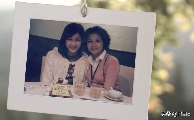 鍾嘉欣帶子女和媽媽同框出鏡賀母親節一家人牽手的背影合照很溫馨