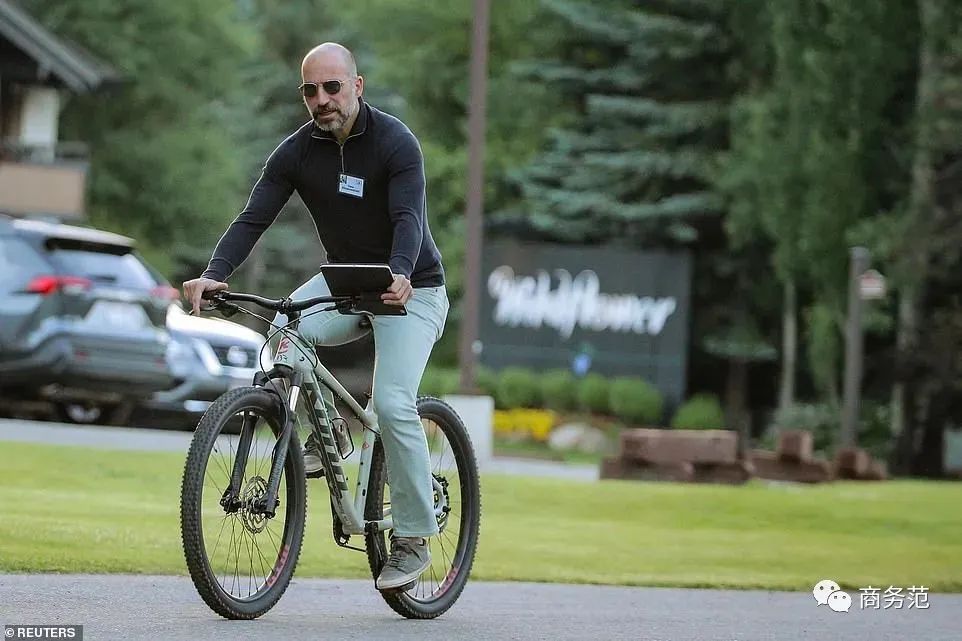 扎克伯格穿200块拖鞋聚会，暴露了全世界最有钱人“穿衣潜规则”