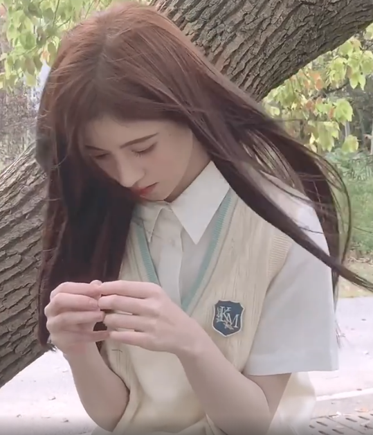 鞠婧祎穿JK裙摆拍，有谁注意她的坐姿？原谅我学