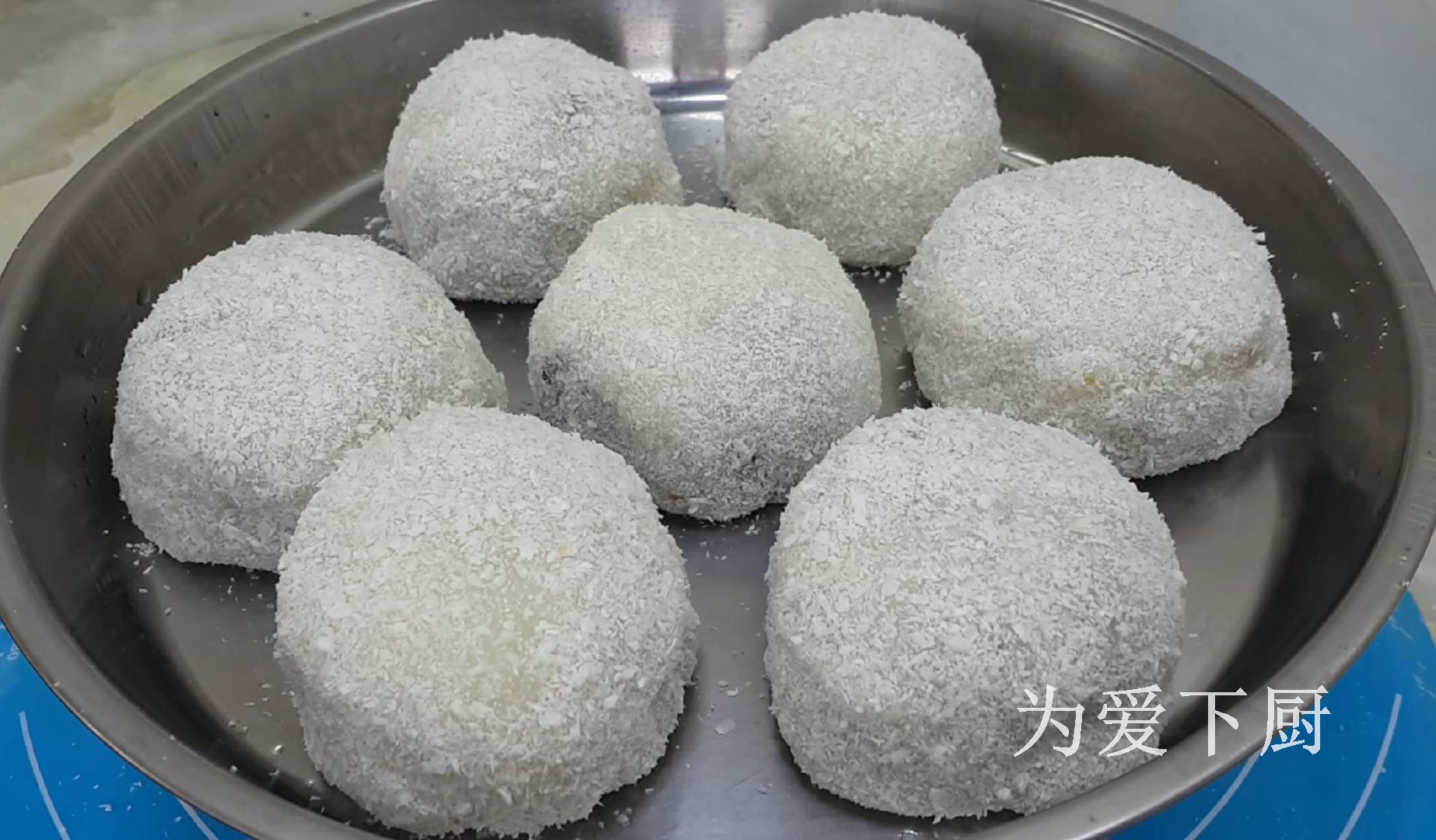 The glutinous rice flour is delicious. Add half a bowl of red beans. It is soft and sweet and more comfortable than cake.