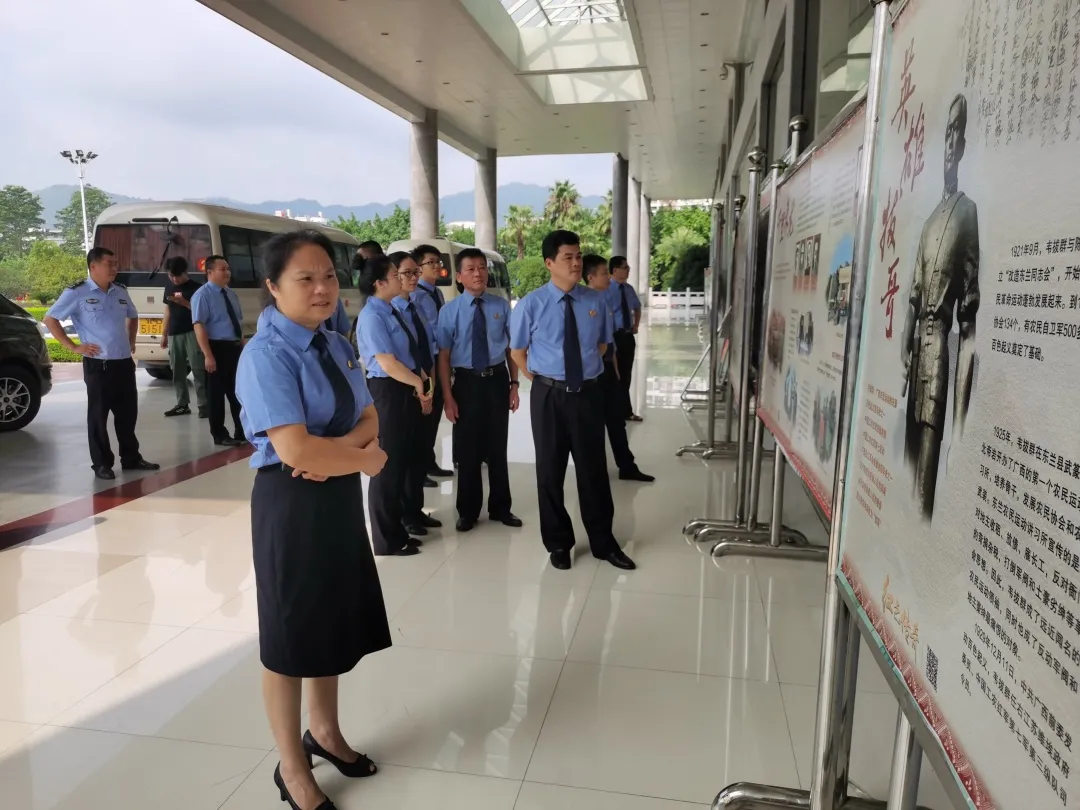 蒙山县检察院组织干警参观《红色传奇》主题文化长廊宣传展板