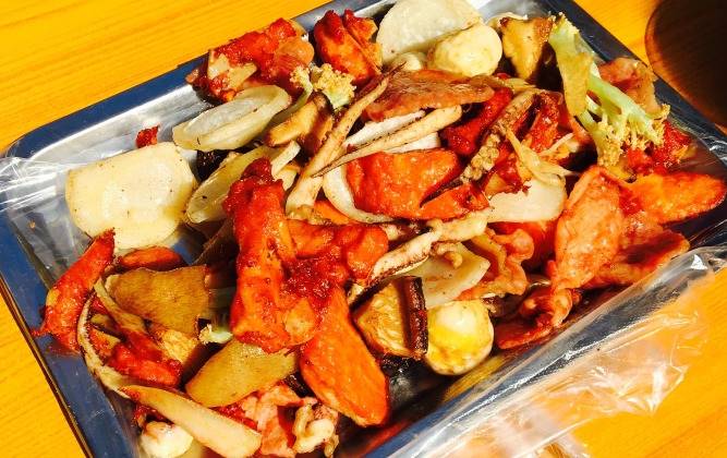 在武汉这个老城区，排队才能吃到传奇美食，物