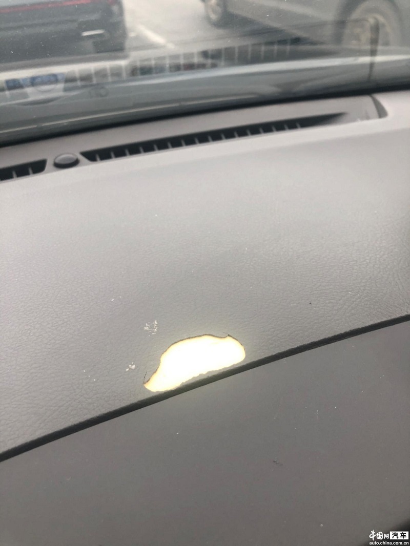 凯美瑞中控出油开裂存安全隐患 厂家回复称“出了质保无法解决”