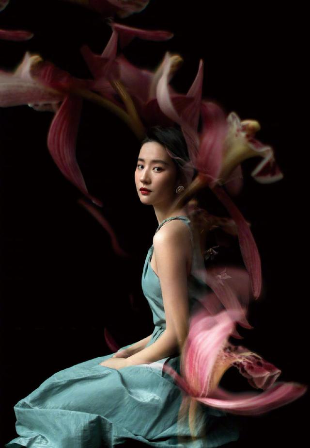 Liu Yifei hugged a puppy to shoot a blockbuster commercial, velvet shape with a top hat, noble temperament and beauty into a wealthy daughter