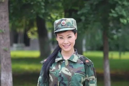 唱《纤夫的爱》的于文华，曾捧红大衣哥朱之文，如今转身当网红