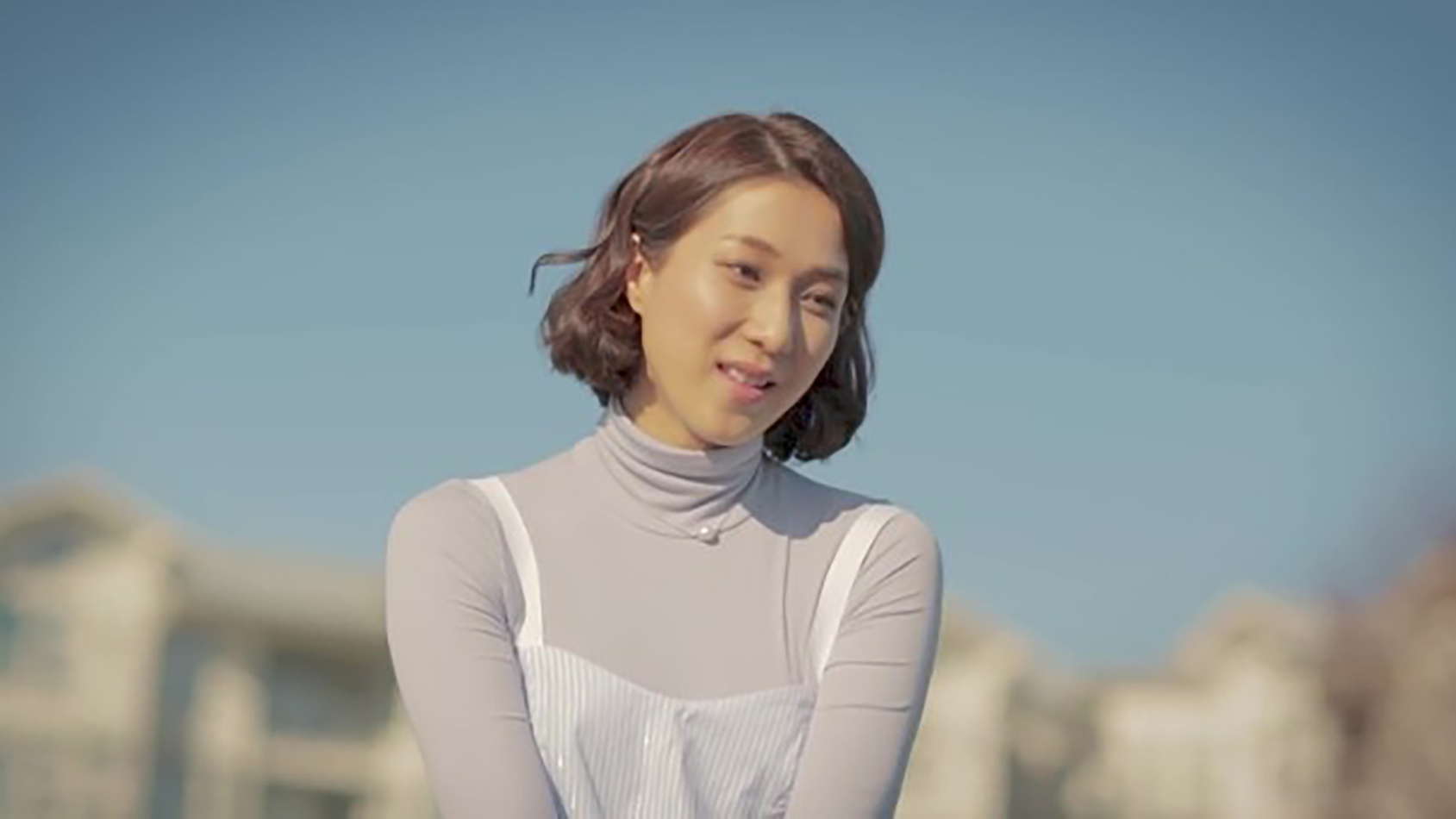 鍾嘉欣拍母親節MV，父母老公子女出鏡，三代同堂牽手散步溫馨感人