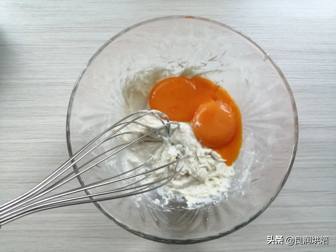 2個雞蛋，一碗麵粉，教你電飯鍋做蛋糕，鬆軟不回縮，做法超簡單