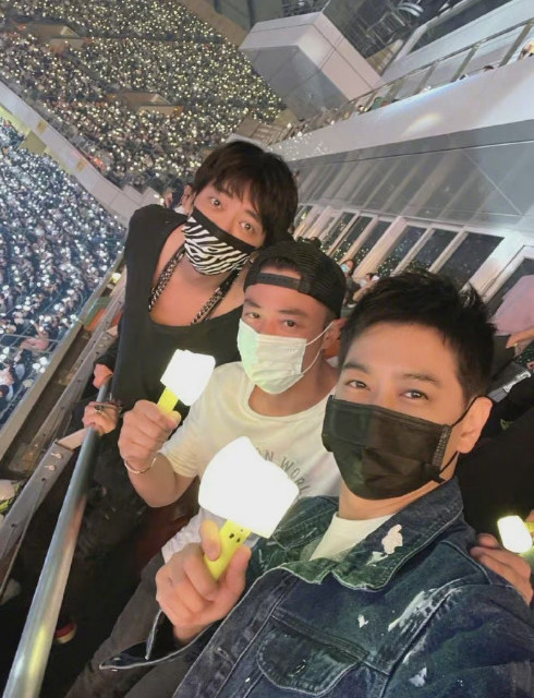 林心如霍建華兩親家罕見同框：男方摟岳母高歌，婆婆抱女方親臉