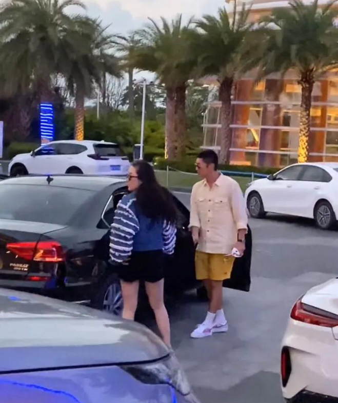 路人鏡頭下杜江一家，霍思燕穿衛衣短褲身材真實，“女兒”引熱議