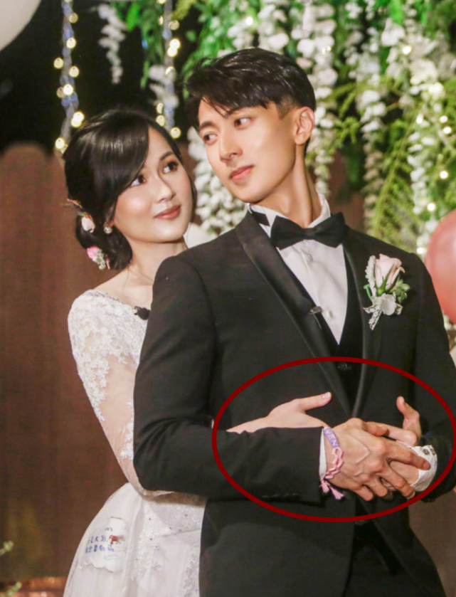 孩子都11了吴尊才求婚老婆，看他抱媳妇的手势，