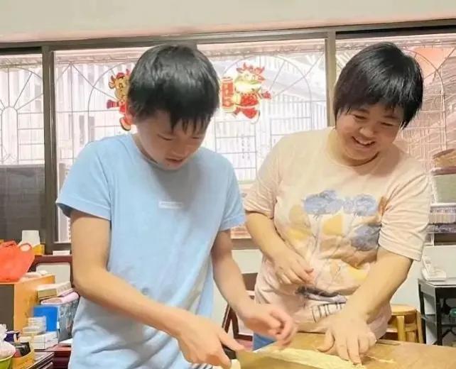 全红婵展示新技能！在何教练家过节，师母惊艳出镜，恩师满脸幸福