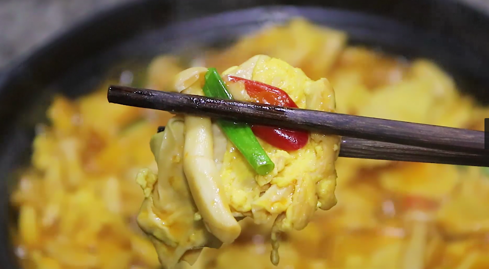 最近很火的腐竹新做法，腐竹里打入2個雞蛋，出鍋一刻饞壞全家人