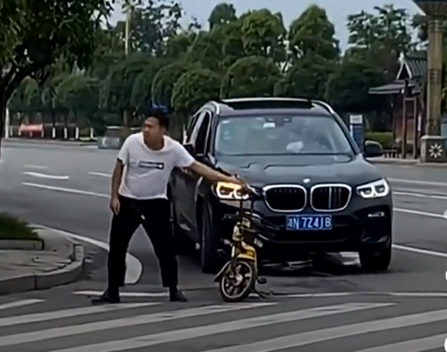 啥素质？骑共享单车挡路，还把车锁在路中间？