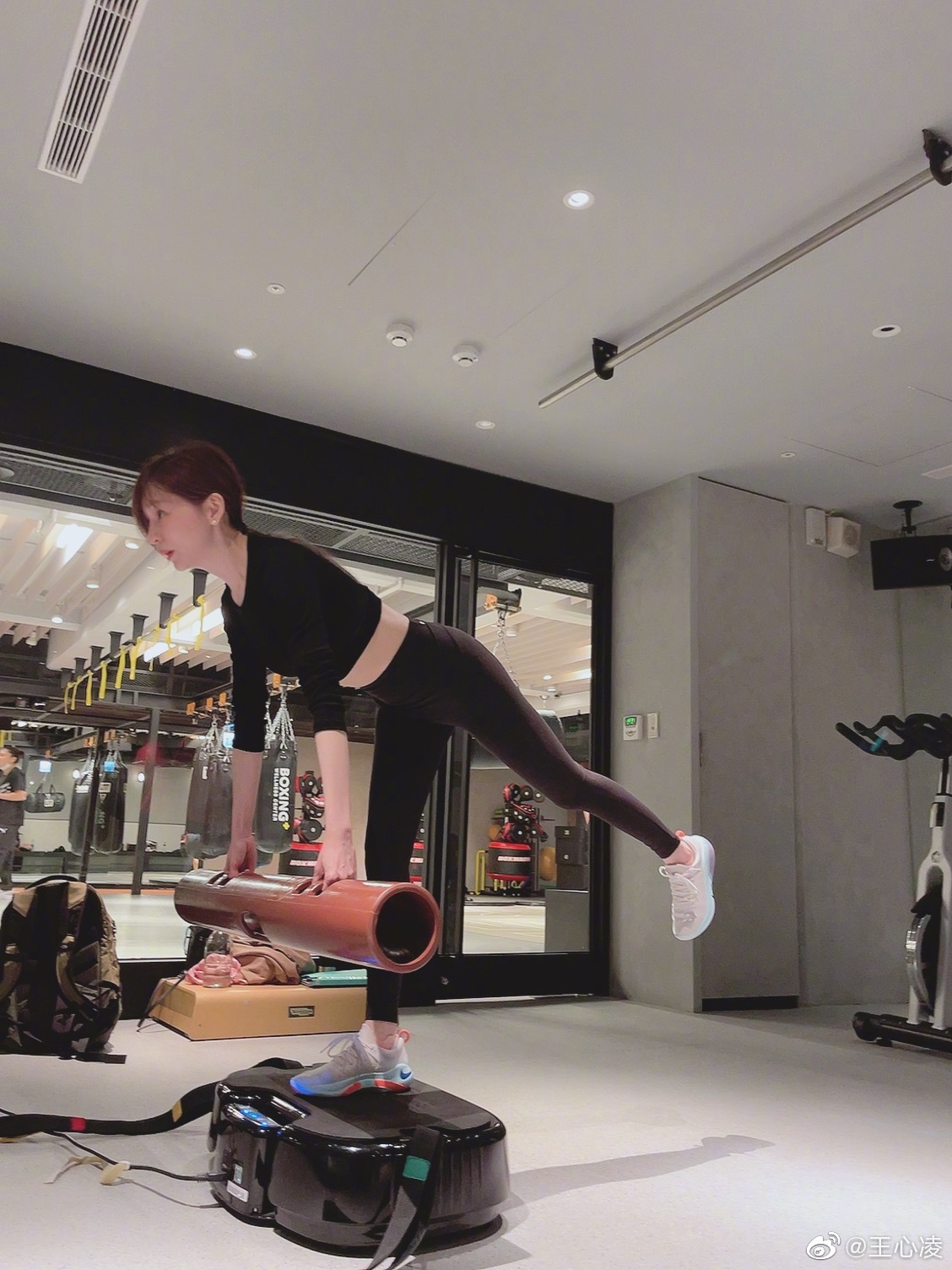 39岁王心凌身材太好！蚂蚁腰竹竿腿好吸睛，皮肤白嫩似18少女