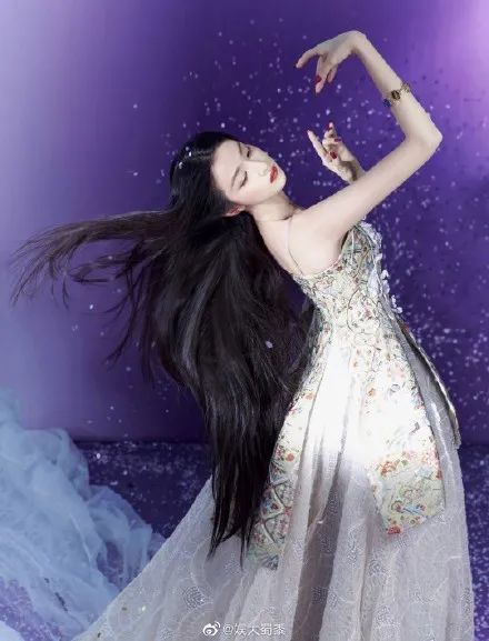 王楚然冷艳妖娆太性感撩人！雪肤娇嫩魅力不可小觑