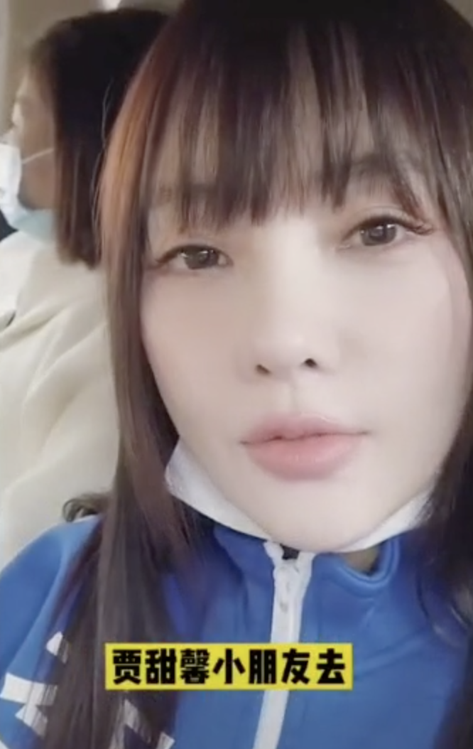 李小璐帶女兒遊故宮，甜馨輕鬆翻跟頭，被媽媽背在背上互動溫馨