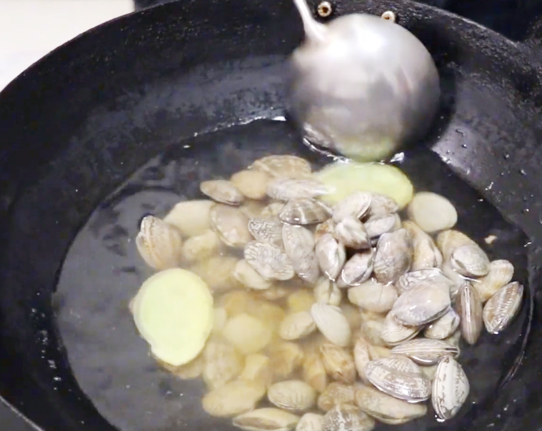 这才是爆炒花蛤的正确做法！花蛤吐沙干净没腥味，3斤不够吃