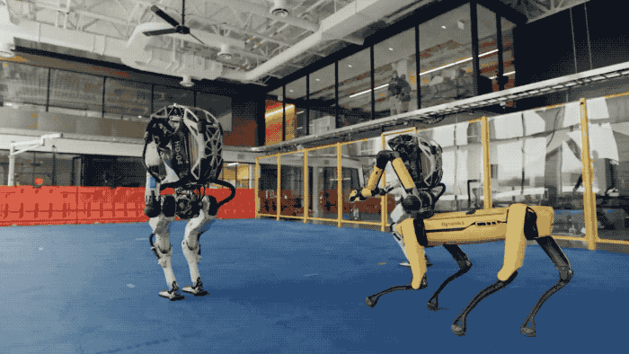 波士顿动力发布最新视频，机器人和机器狗联动跳舞，场面和谐