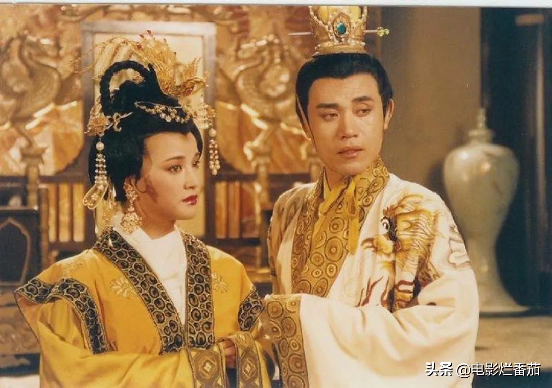 刘晓庆“逆龄”现身颁奖，谦卑表白观众，一个角色令观众终身难忘