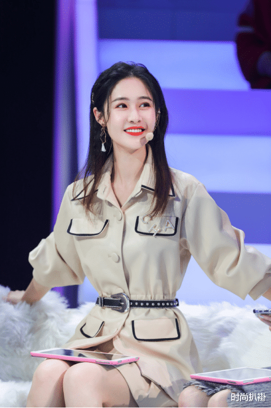 梁田职场裙装新时尚太攻了！轻松玩转简洁颜色