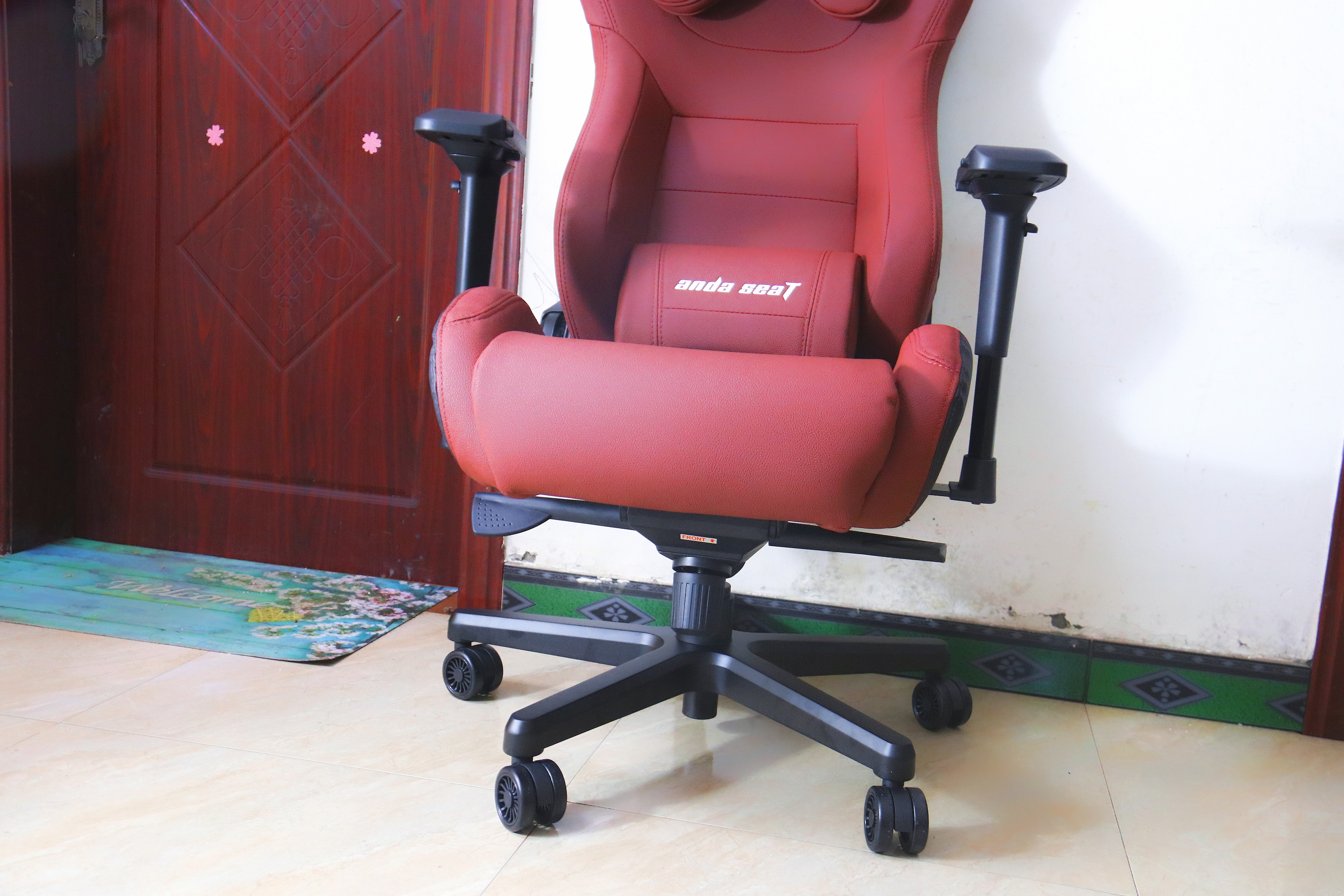 玩的不仅是游戏，午间小憩也适合：安德斯特赤焰王座电竞椅实测