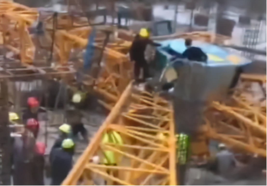 突发！宁波杭州湾一在建工地发生塔吊倒塌事故