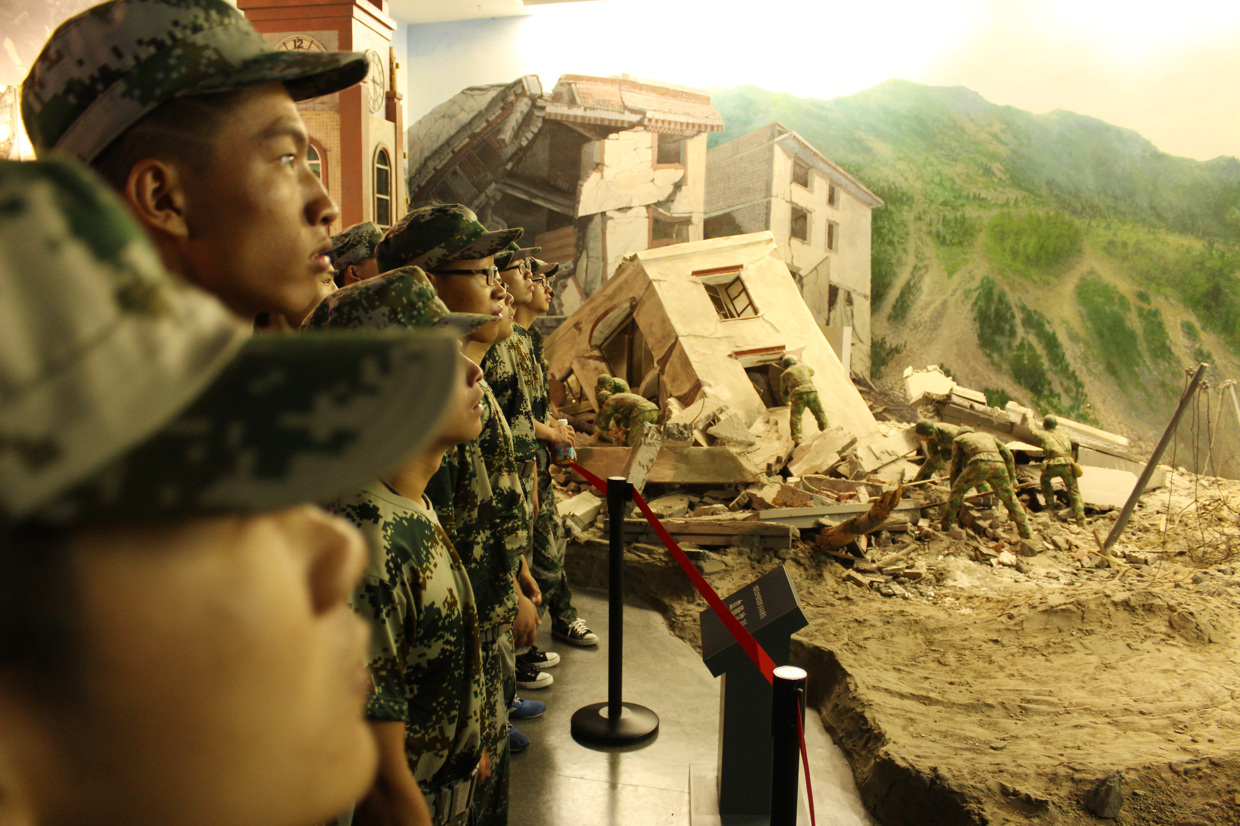 汶川地震时，中国调动十万大军用时多久？答案让人沸腾