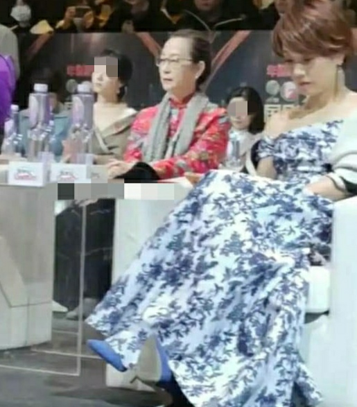 马伊琍台下跷二郎腿玩手机，比老戏骨座位还靠